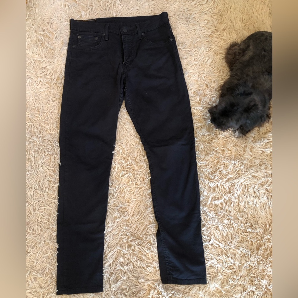 Black Levi’s thin denim 2% stretch!